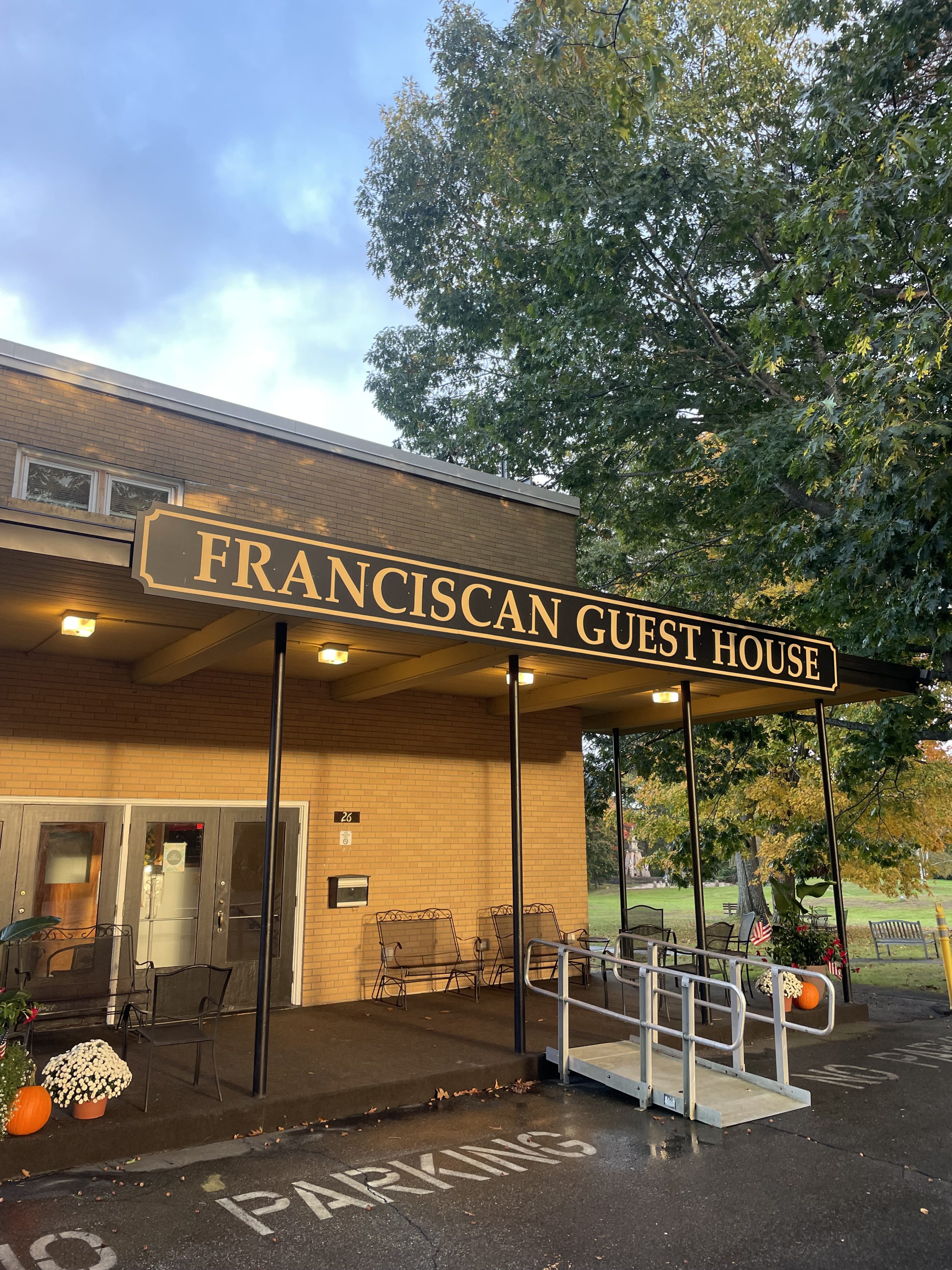 A building with a sign that reads "FRANCISCAN GUEST HOUSE"